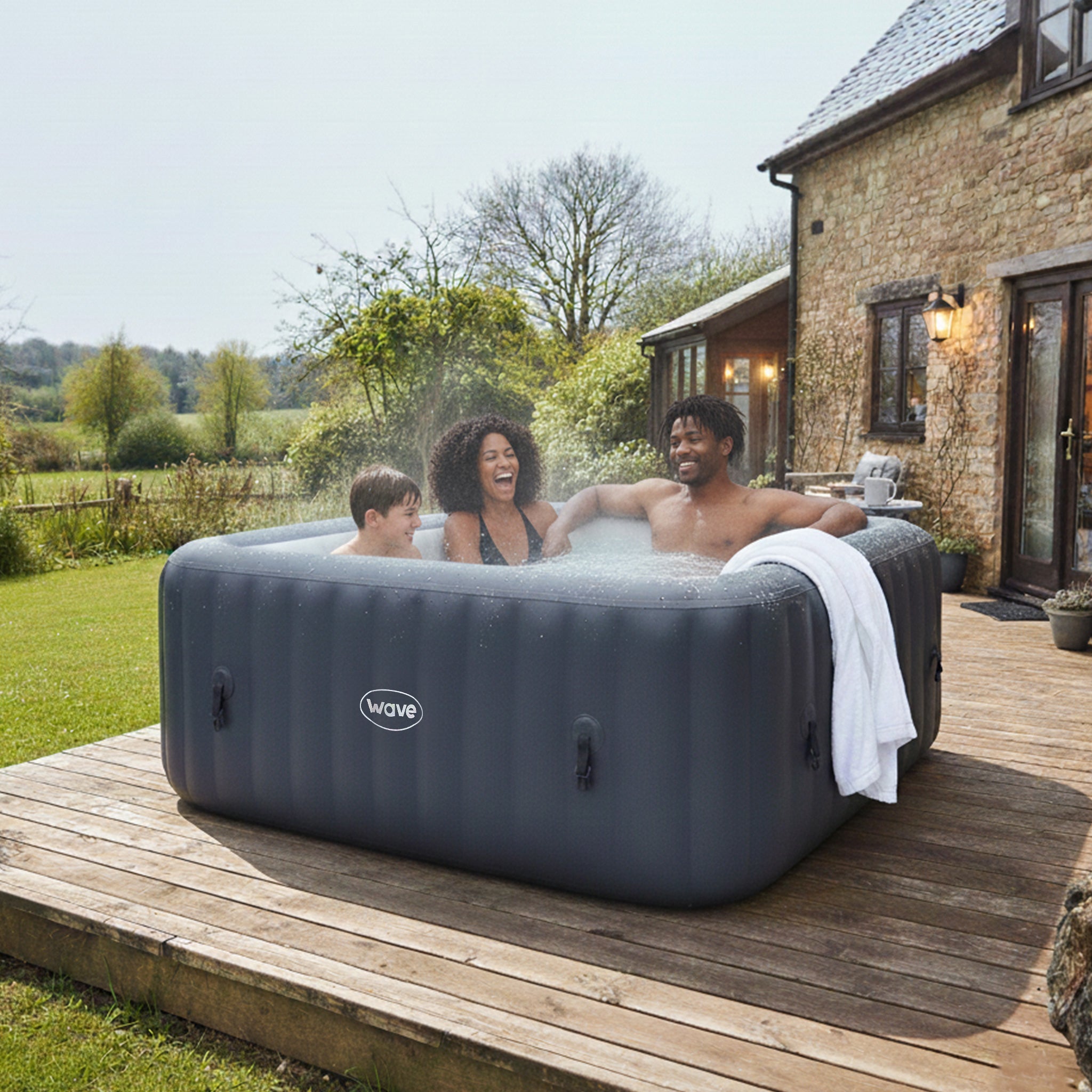 Pacific | 4/6-Person Inflatable Hot Tub | Integrated Heater | ETL